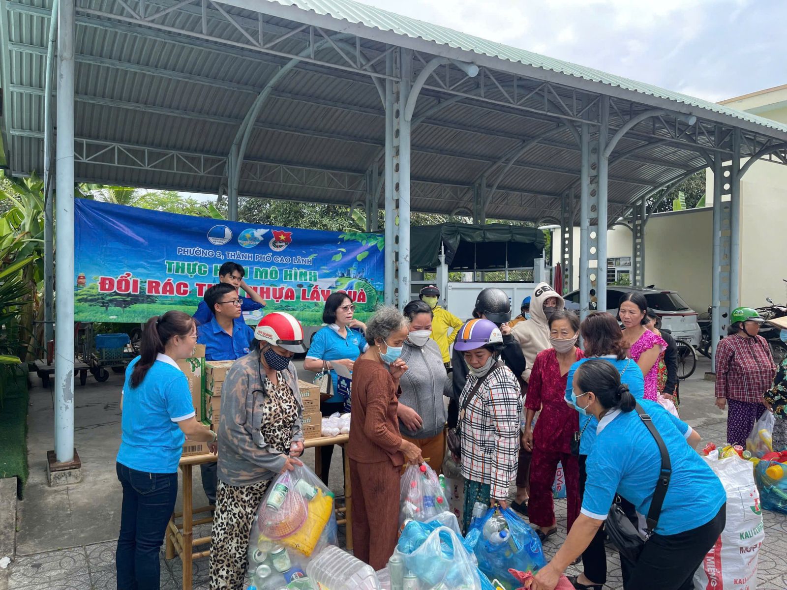 Hội LHPN phối hợp với Đoàn Thanh niên Phường 3 thực hiện Mô hình đổi rác thải nhựa lấy quà